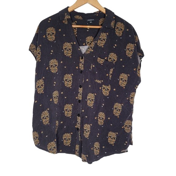 Torrid‎ Plus Size 1 / 1X Gray Floral Skull Women's Short Sleeve Button Up Top - Picture 1 of 3